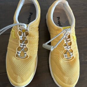 New Propet Travel Walker Women's Size 8D Yellow Walking Athletic Shoes